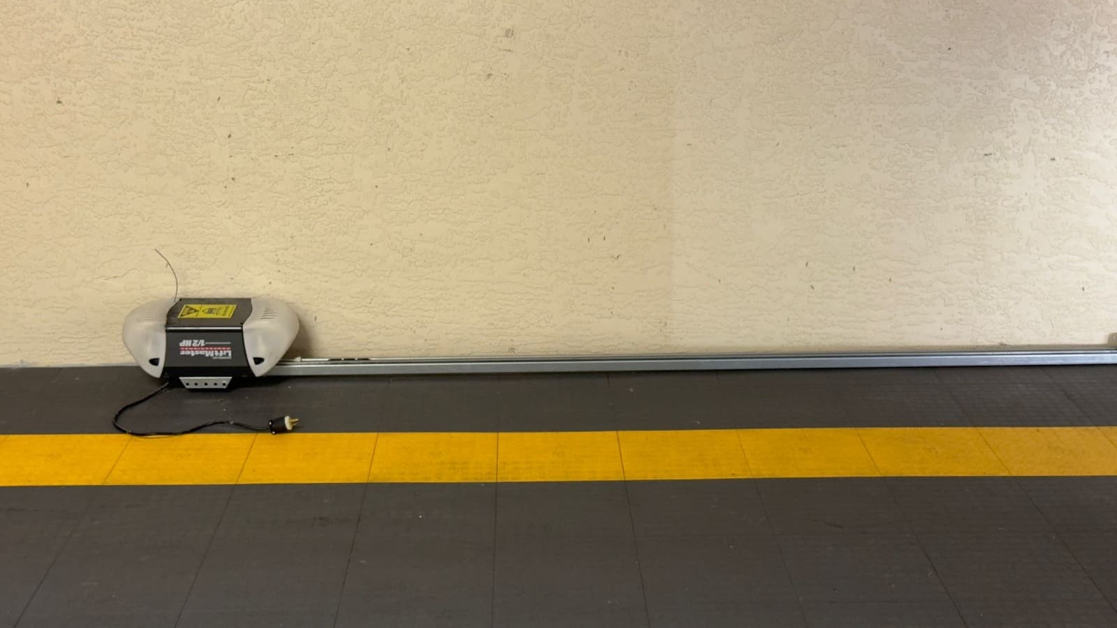 Garage door service in Tice, FL